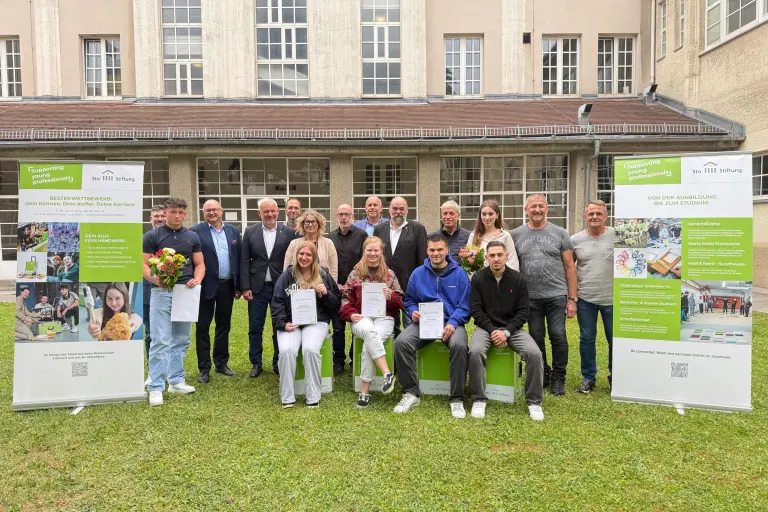 Sto-Stiftung übergibt Werkzeugkoffer