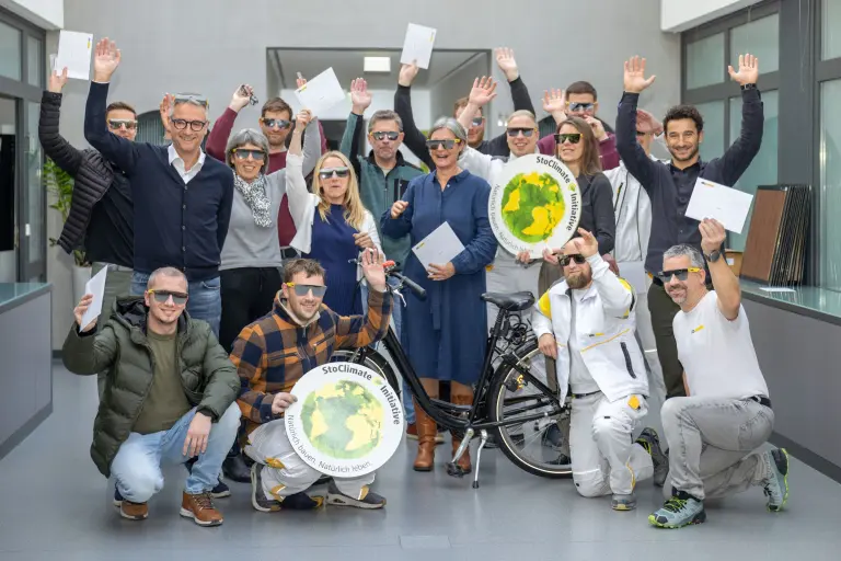 Sto-Mitarbeiter zeigen Daumen nach oben