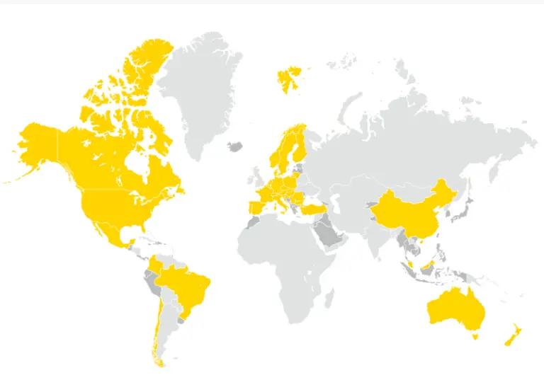 Weltkarte, die durch gelbe und graue Markierungen zeigt, wo Sto überall auf der Welt vertreten ist.