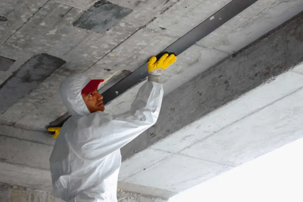 Montage einer Sto S&P CFK‑Lamelle an einer Betonunterseite.