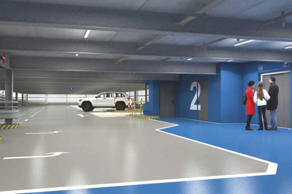 Farbkonzept im Parkdeck mit blauen Leitzonen und grauen Stellflächen.
