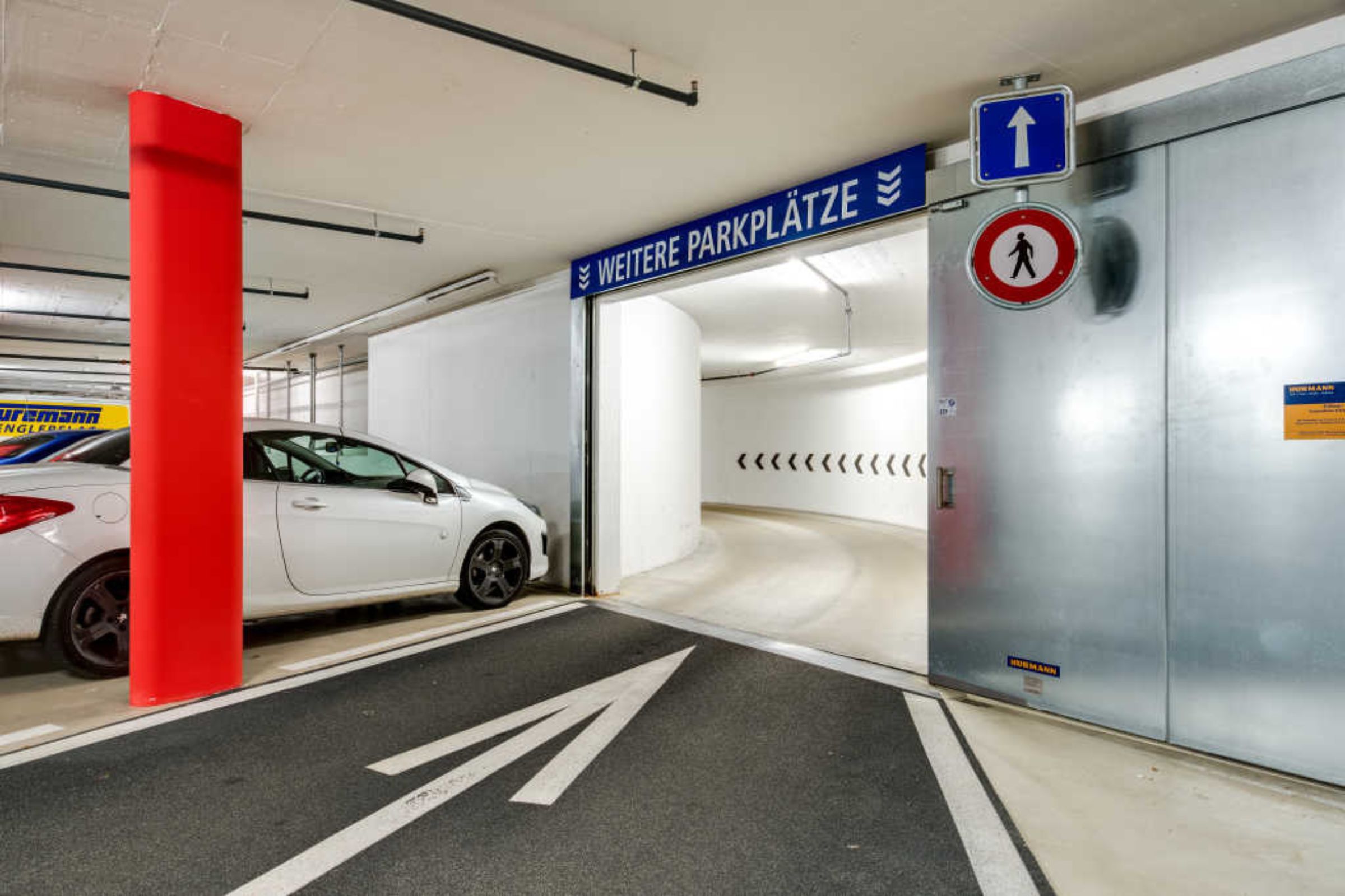 Einfahrt im Parkhaus Teuchelweiher Winterthur mit StoCretec‑Oberflächenschutzsystem.