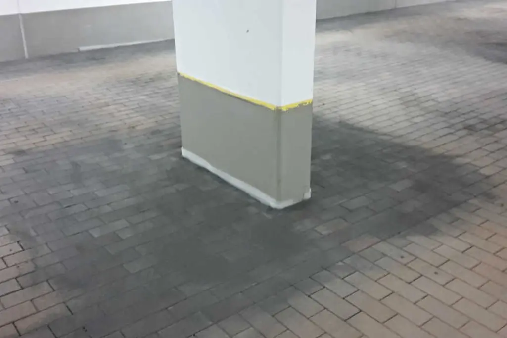 Sockelabdichtung einer Stütze im Parkdeck mit StoCrete FB.