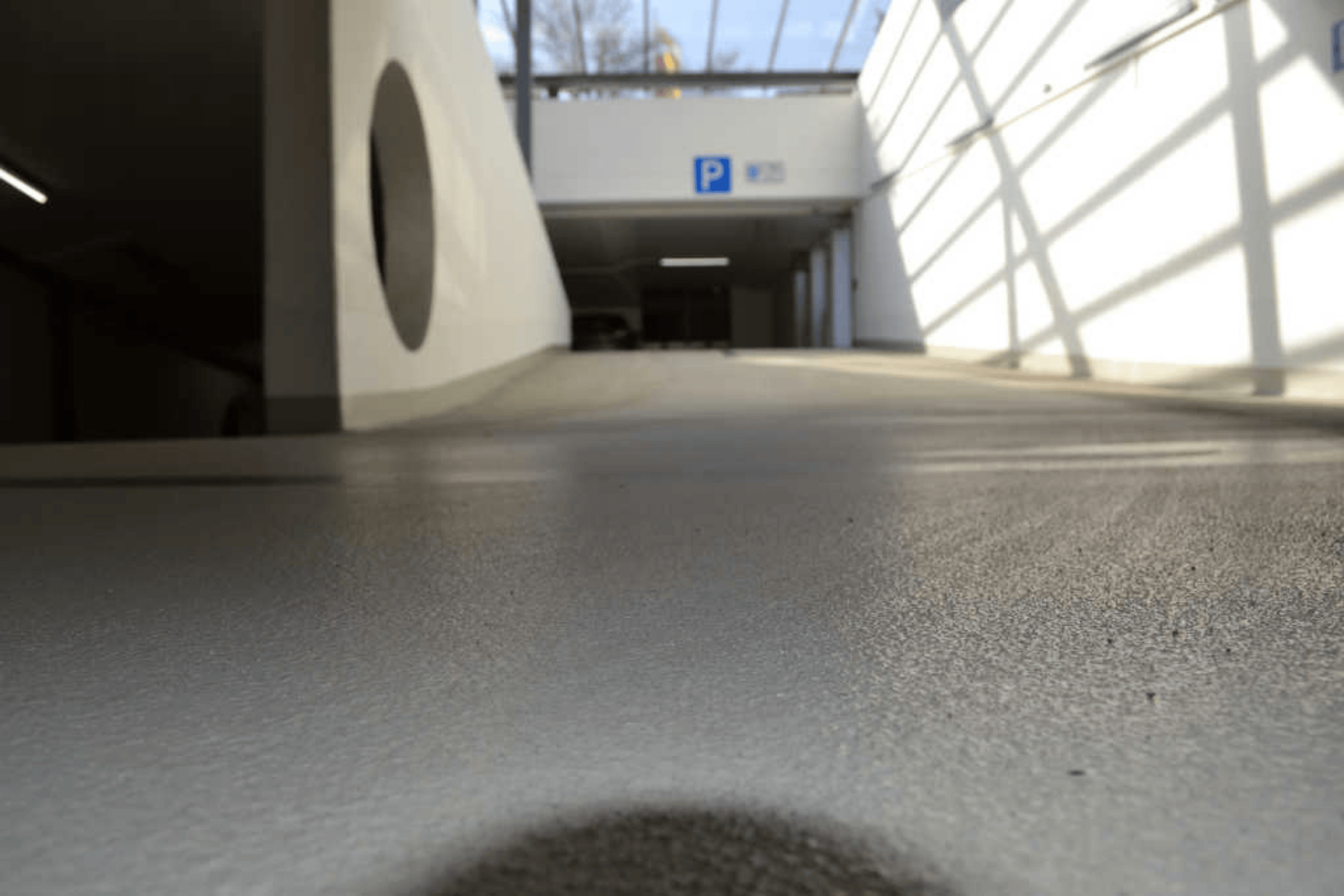 Rutschhemmende Parkhausrampe mit StoPox 590 EP Beschichtung.