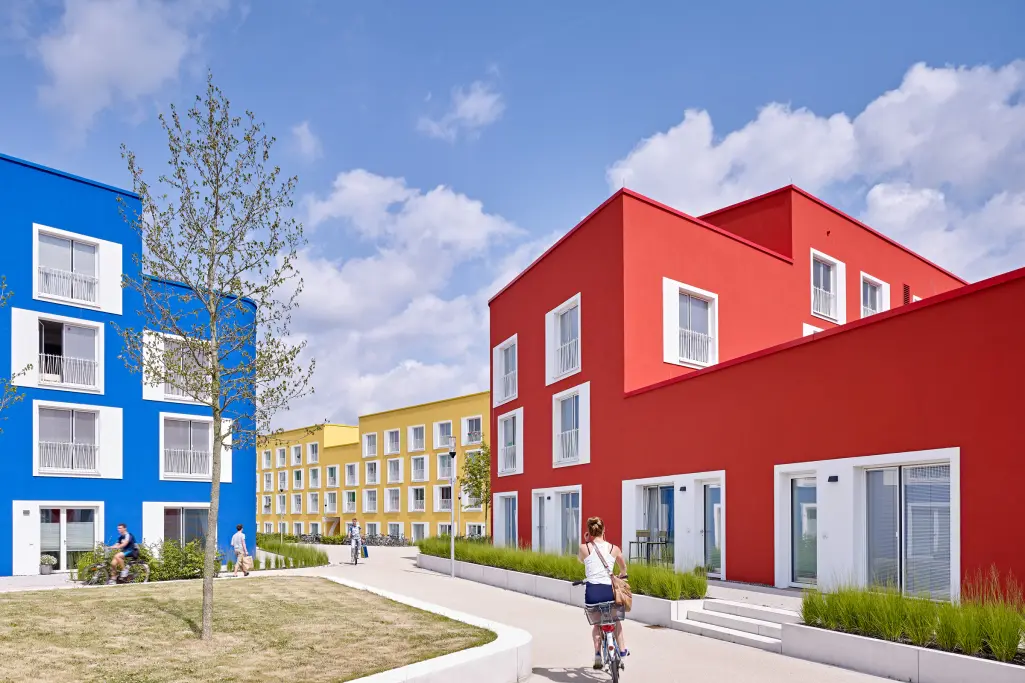 Bunte Wohnanlage mit blauen, roten und gelben Fassaden