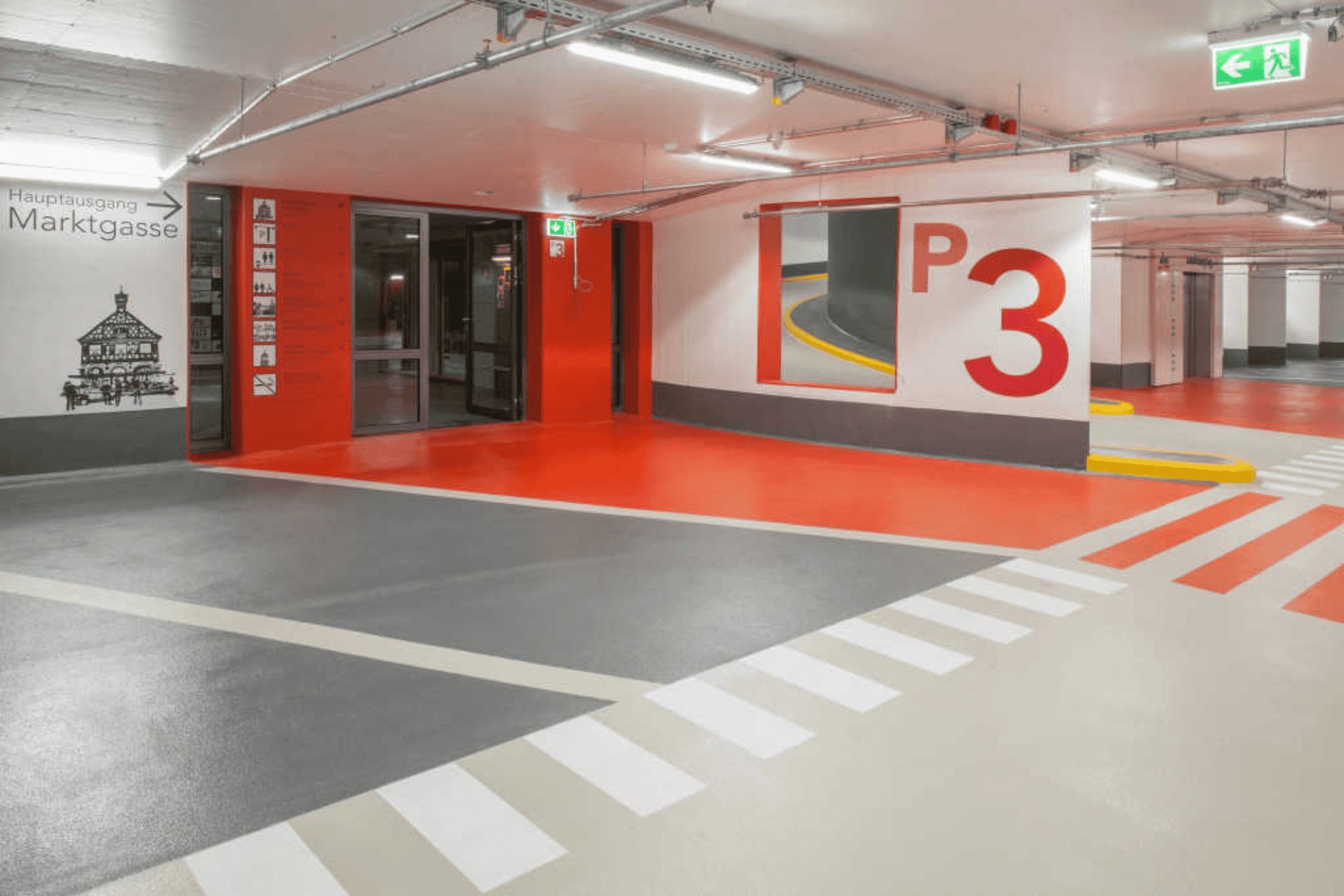Parkhauszone mit rotem „P3“, farbig markierten Fahr- und Gehflächen sowie Zebrastreifen.