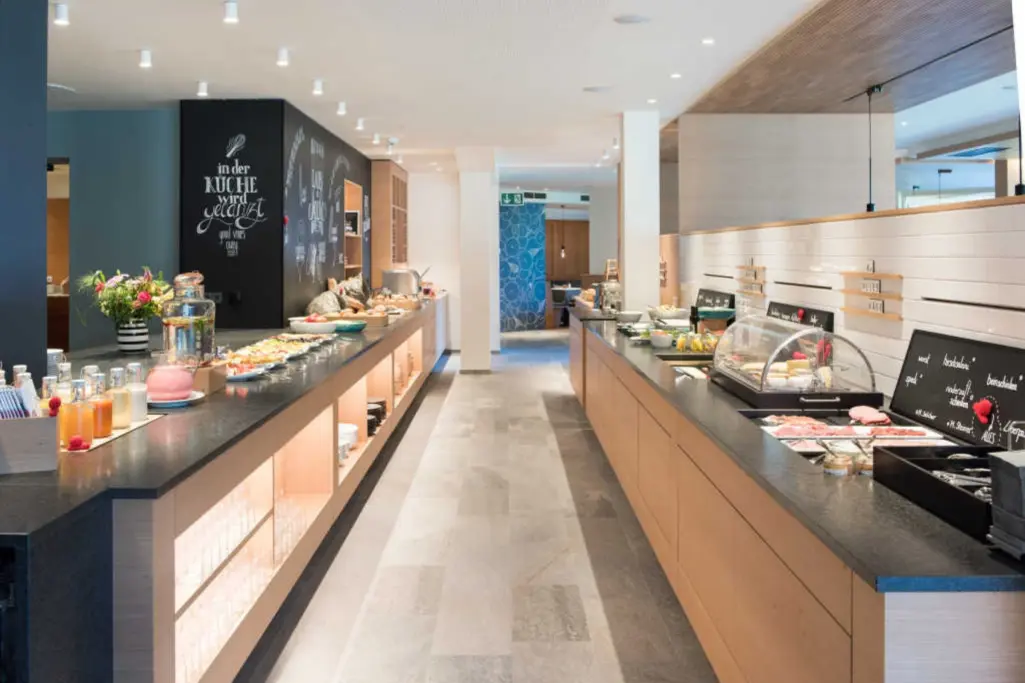 Frühstücksbuffet mit zwei langen Holztheken und vielfältiger Speisenauswahl.