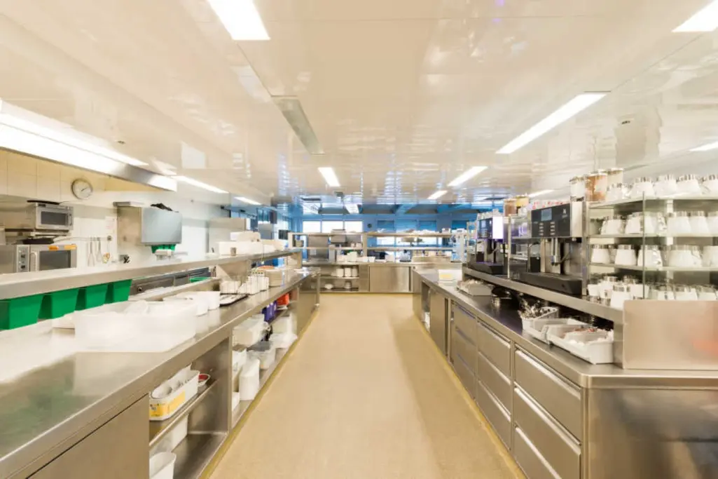 Großküche des Laschenskyhof Hotel & Spa mit Edelstahlzeilen und rutschhemmendem Boden.