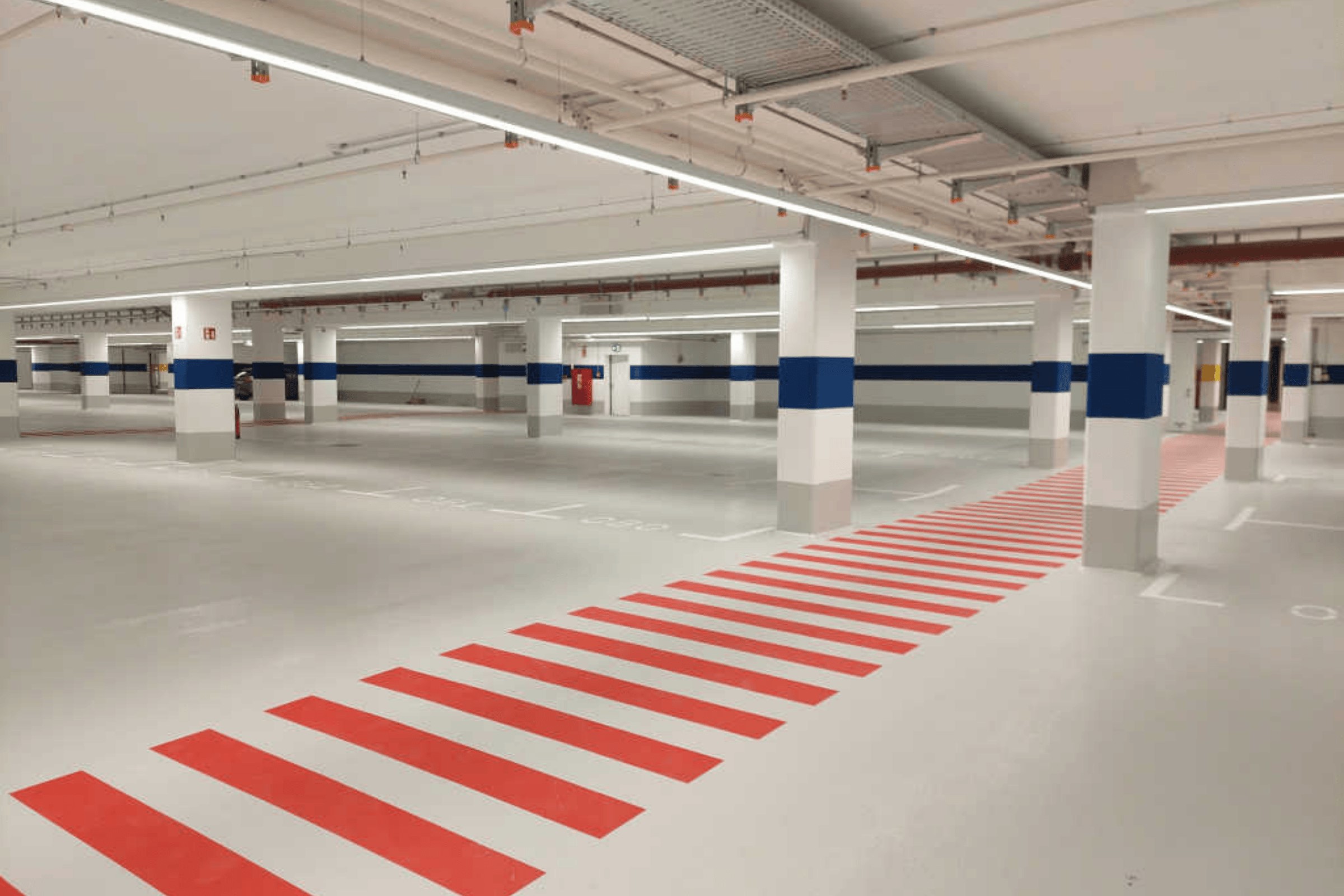 Tiefgarage mit WU-Betonboden und roten Streifen.