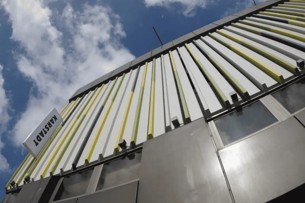 Karstadt-Fassade in Singen mit farbig vertikalen Lamellen, instandgesetzt mit StoCrete SM.