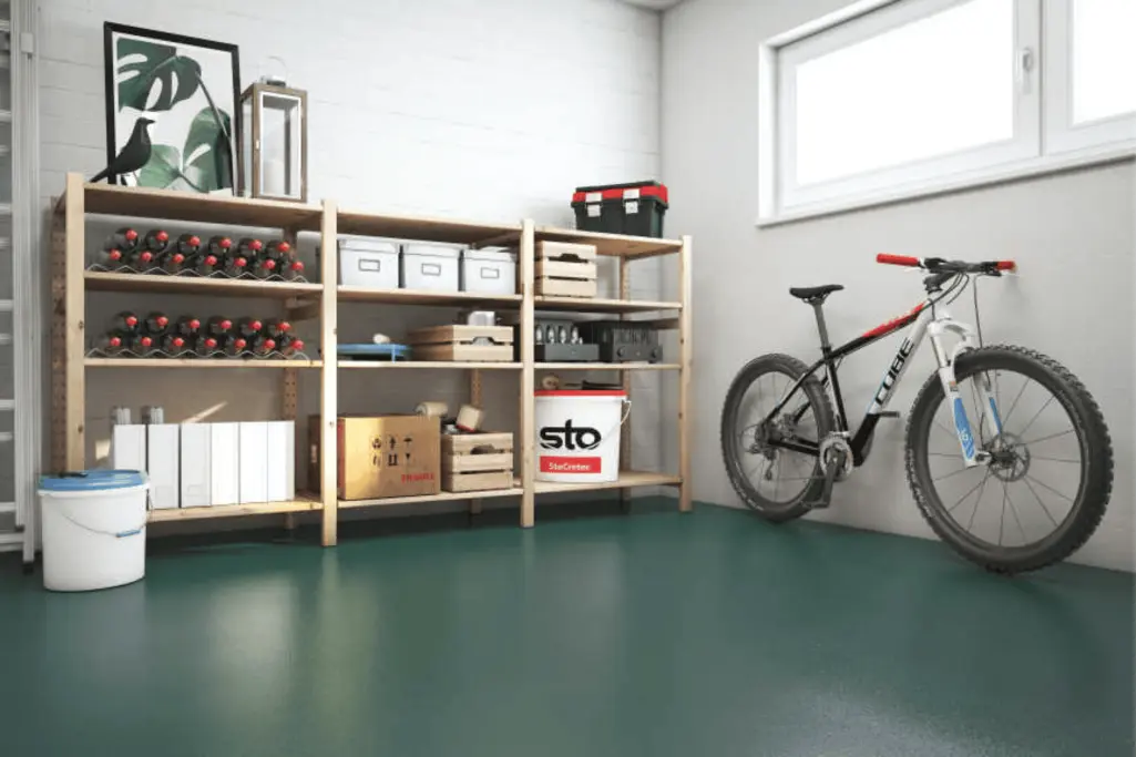 Ordentlicher Fahrrad- und Lagerkeller mit grün beschichtetem StoCryl BF 700 Boden.