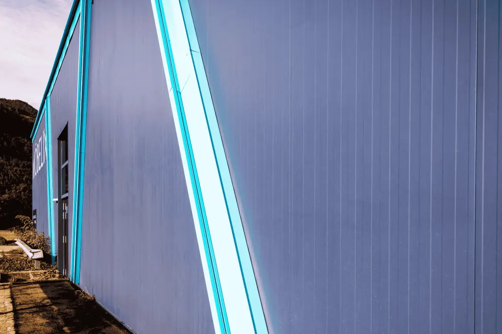 Blaue Möbelix-Fassade in Micheldorf, beschichtet mit StoColor Dryonic S.