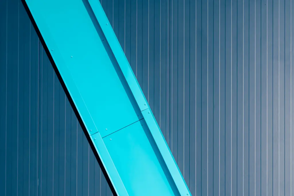 Detailansicht der Möbelix-Fassade in Wels