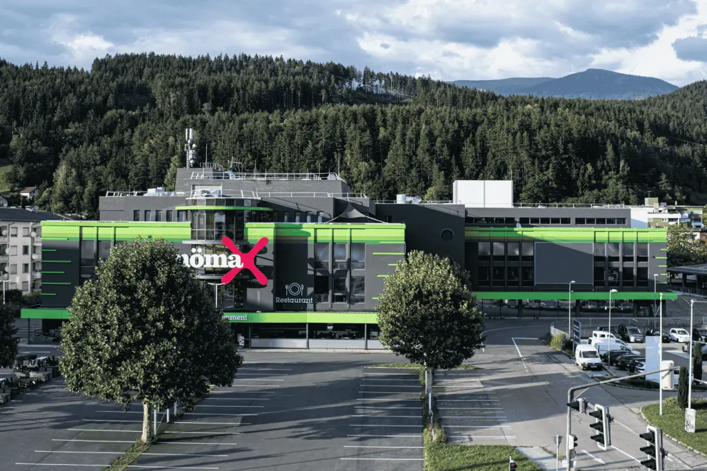 Mömax-Filiale in Spittal an der Drau nach Renovierung mit Fassadenfarbe StoColor Dryonic S.