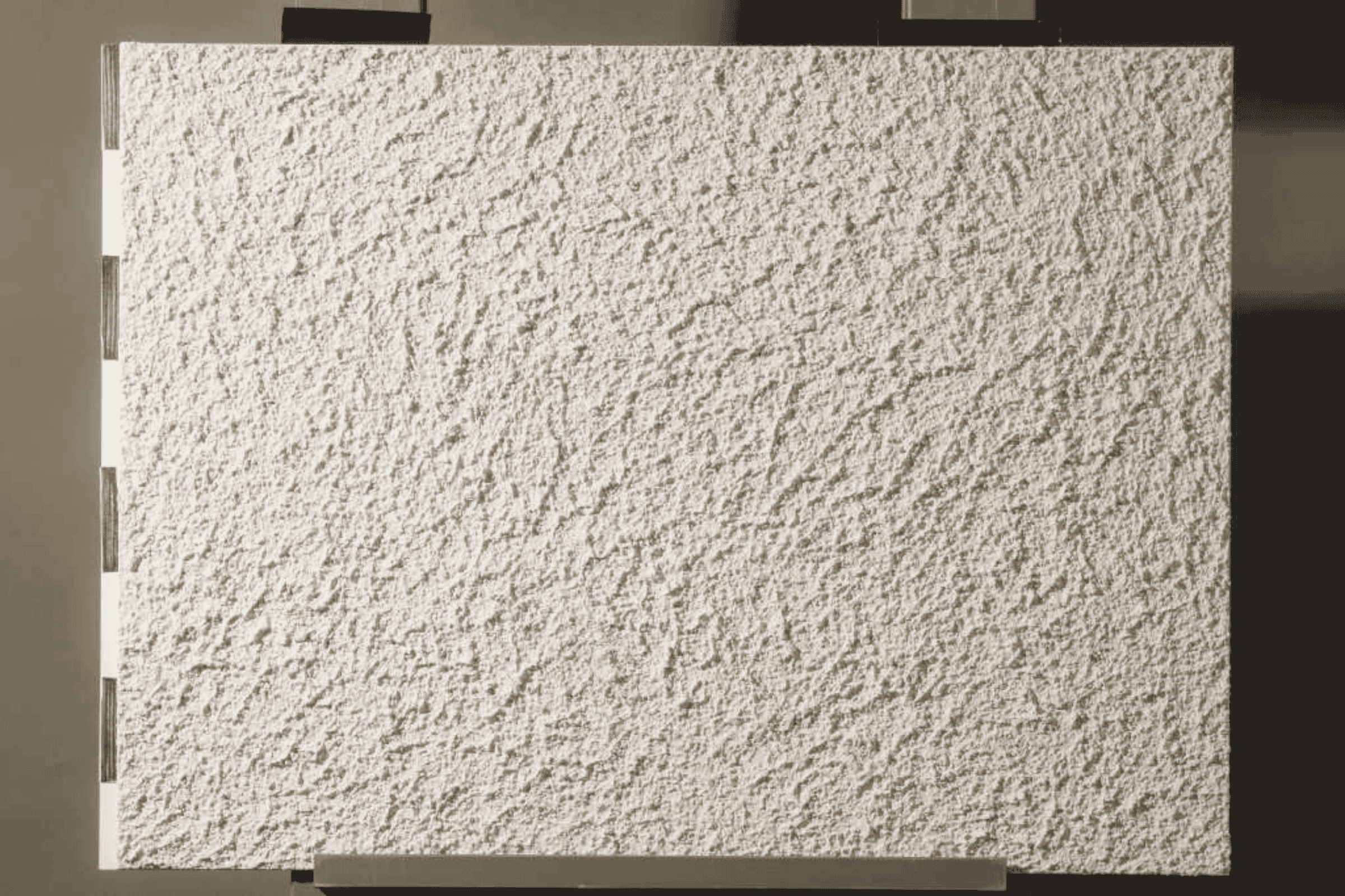 Hellbeiges, grobkörniges Sto-Putzmuster auf einer Musterplatte