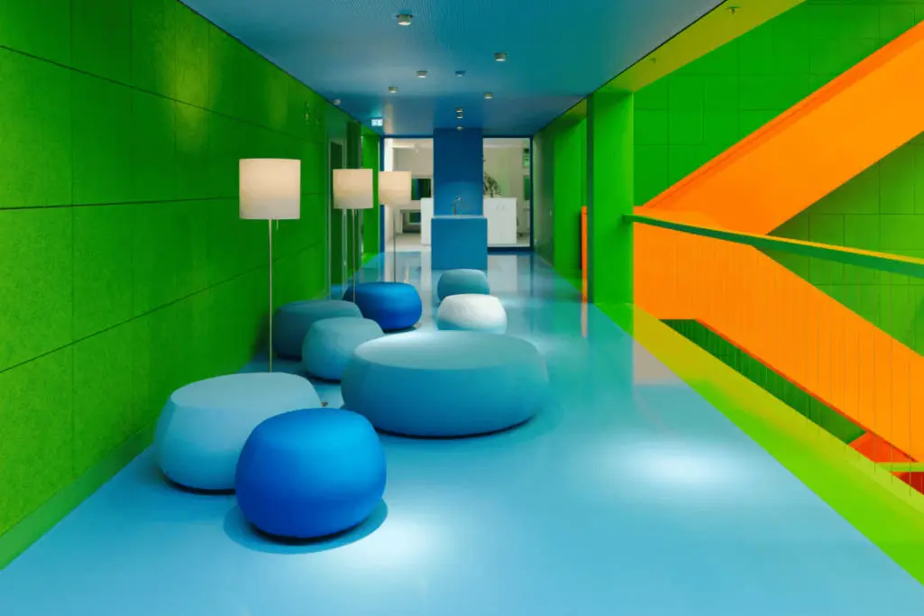 Farbenfroher Loungeflur im Schwan Stabilo Cube, Heroldsberg mit StoPur-Bodenbeschichtung.