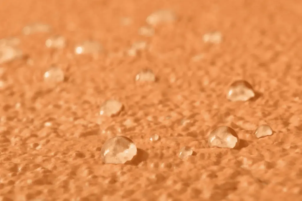 Nahaufnahme einer orangefarbenen Fassadenfläche mit StoColor Lotusan