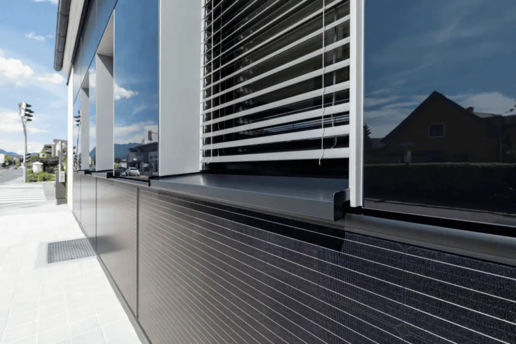 Schwarze StoPhotovoltaics-Inlay-Module als flächenbündige Fassadenverkleidung