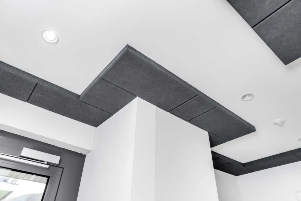 Dunkelgraue Akustikbänder des Systems StoSilent Frame.