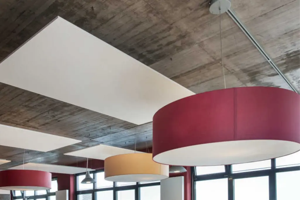Akustiksystem StoSilent Modular 300 mit schwebenden Pendelleuchten.