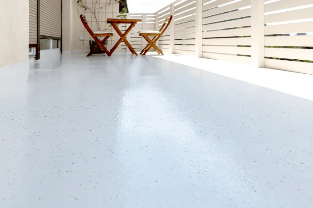 Hellgrauer Balkonboden mit StoFloor EB 200 in der Wohnanlage Grabenstraße, Graz.