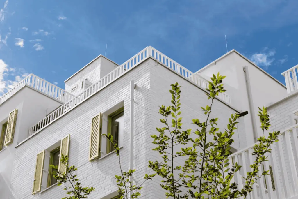 Detailansicht eines BUWOG-Wohnhauses in Wien mit weißer StoBrick-Ziegelfassade