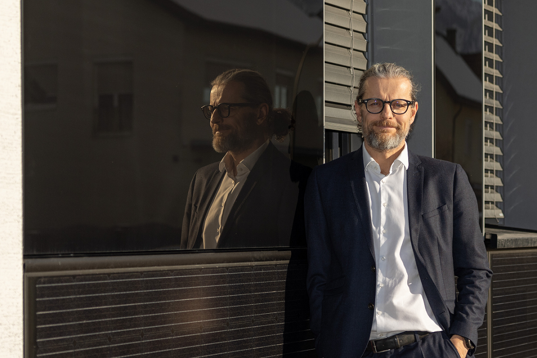 Photovoltaik Experte Dieter Moor, arconsol, vor einer PV-Fassade