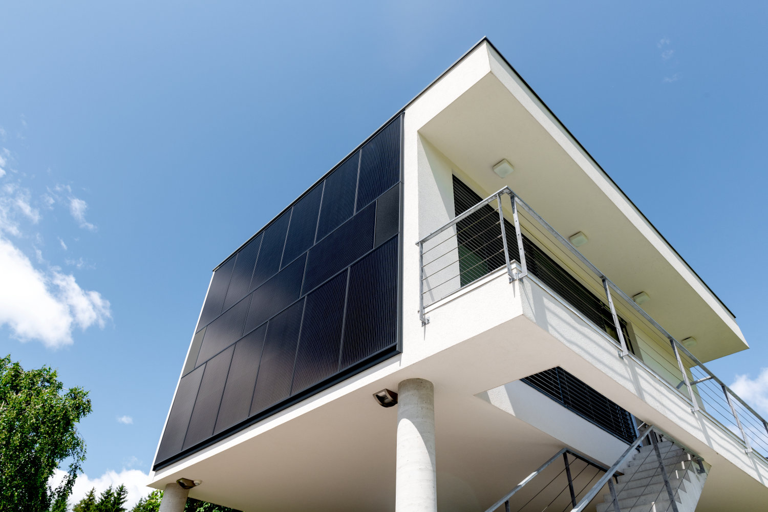 Photovoltaik an der Fassade, Sto Fassade mit Photovoltaik und Putz am Einfamilienhaus