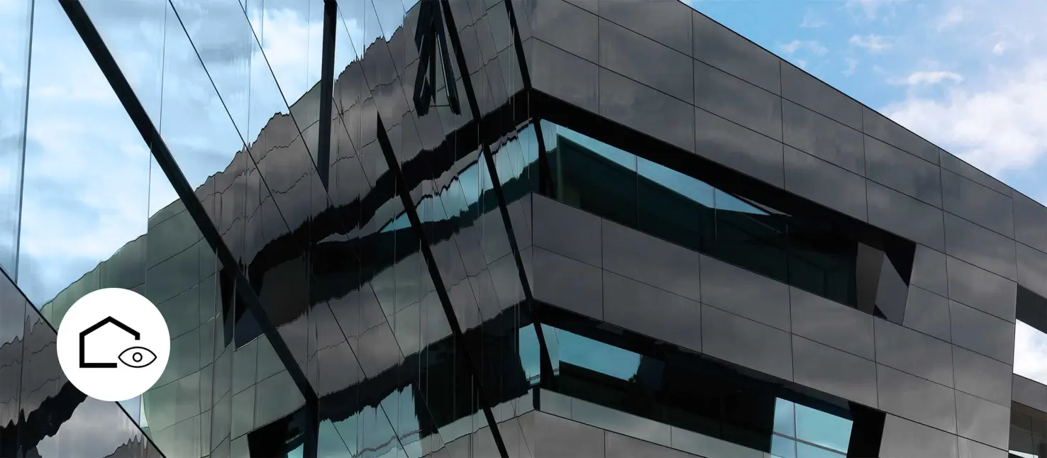 Glasfassaden-Detail dunkle Glasfassade eines Geschäftsgebäudes, hinterlüftete Glasfassade StoVentec