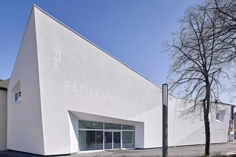 Vorgehängte hinterlüftete Fassade mit Putzträgerplatte Fassade StoCarrier Aero, weiße Fassade