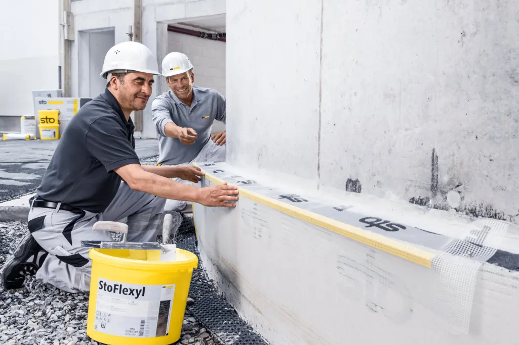 Sto Anwendungstechniker unterstützen vor Ort mit Handwerker auf der Baustelle
