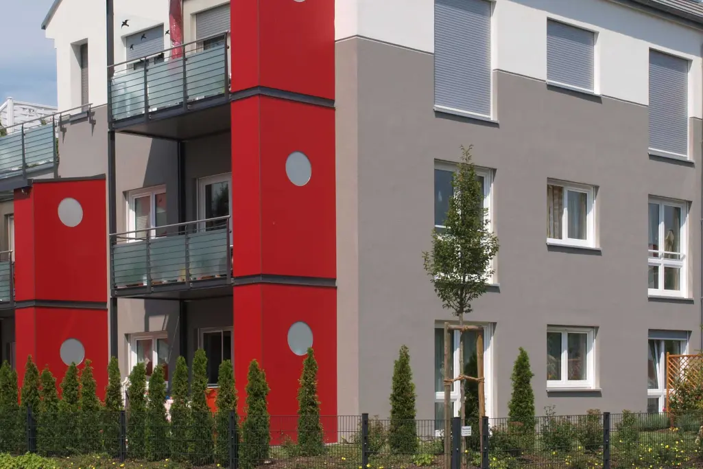 Fassadengestaltung mit Farbe, Einfamilienhaus mit Fassadenfarbe Lotusan®, rot-graue Fassade