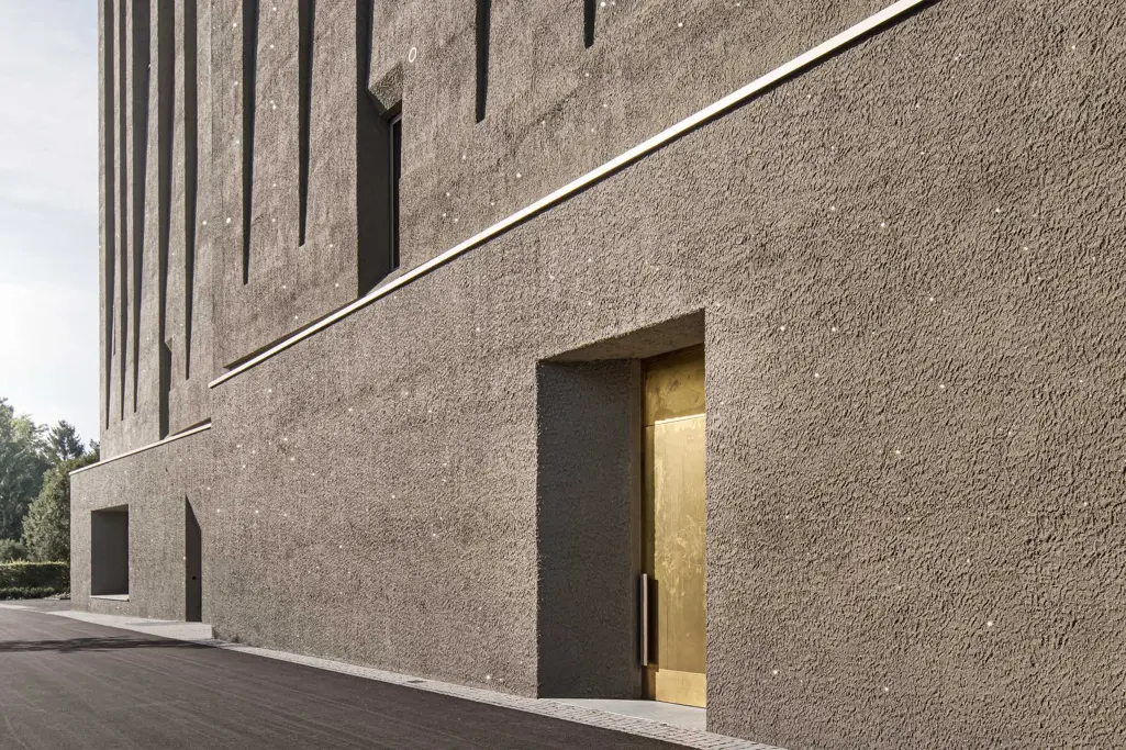 Fassadengestaltung mit Fassadenputz: glitzernde Fassade mit mineralischem Oberputz und Glasspill