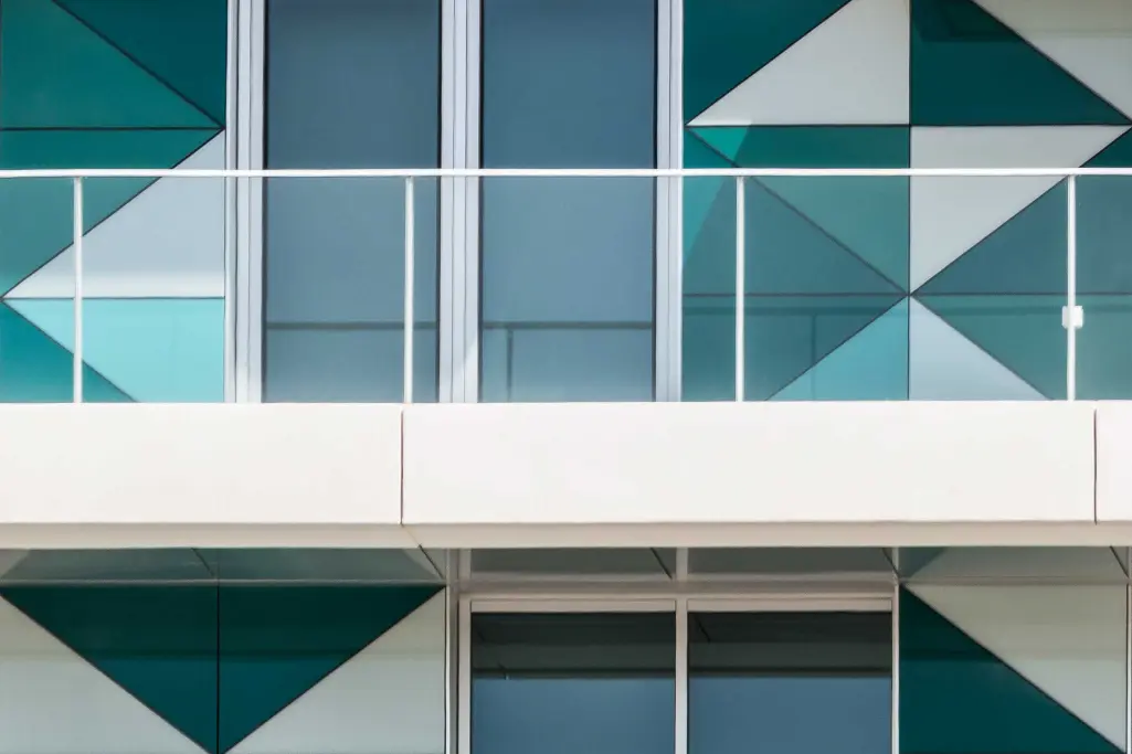 Fassadengestaltung modern mit Glas, Glasfassade mit VHF von Sto