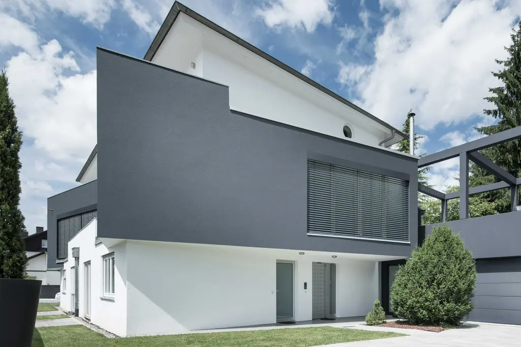 Fassadenfarbe grau und weiß: StoColor Dryonic® für lange trockene Fassaden, weiß-graue Hausfassade