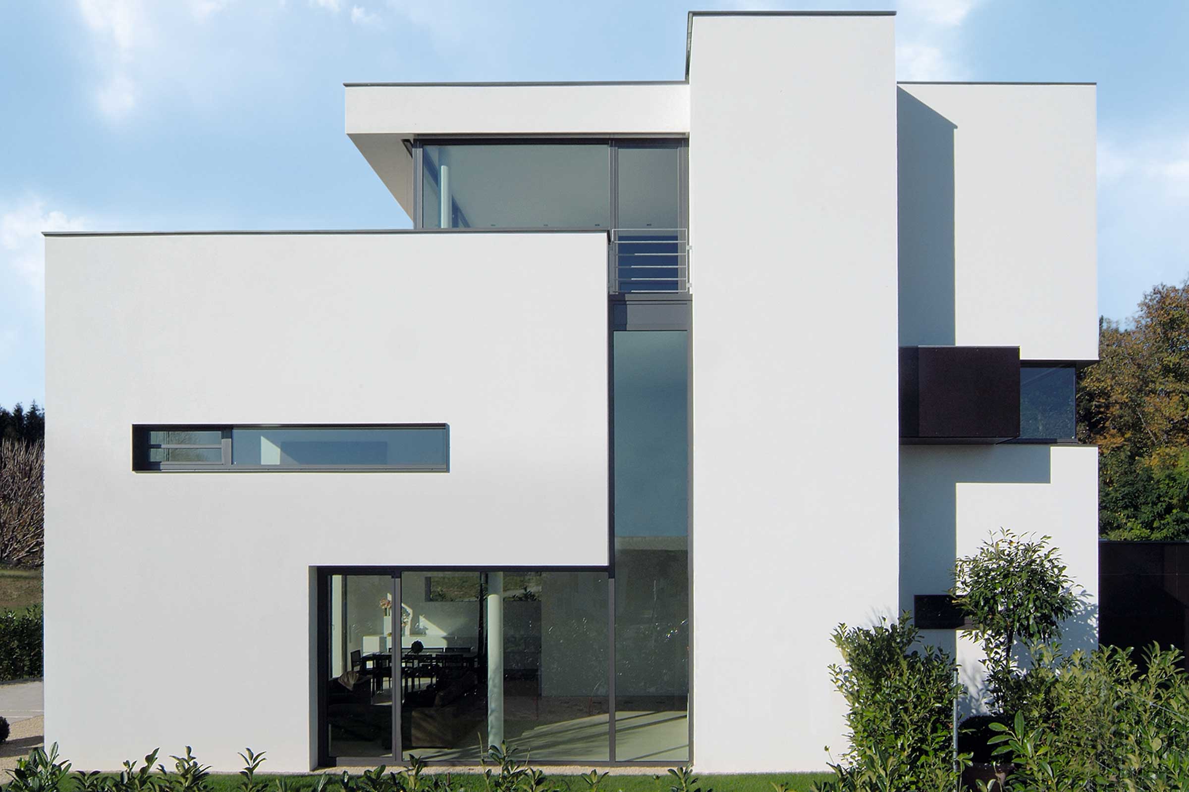 Silikonharz-Fassadenfarben: Echte Silikonharzfarbe von Sto auf WDVS-Fassade in Weiß