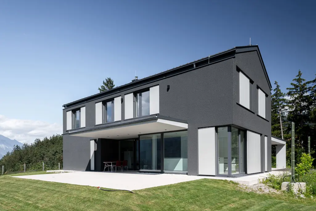 Dunkle Hausfassade. beschichtet mit StoColor X-black, der Fassadenfarbe gegen Aufheizen der Fassade