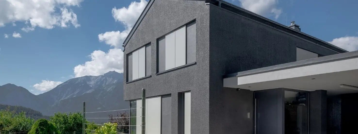 Hitzebeständige Farbe StoColor X-black reduziert solare Aufheizung einer schwarze Hausfassade