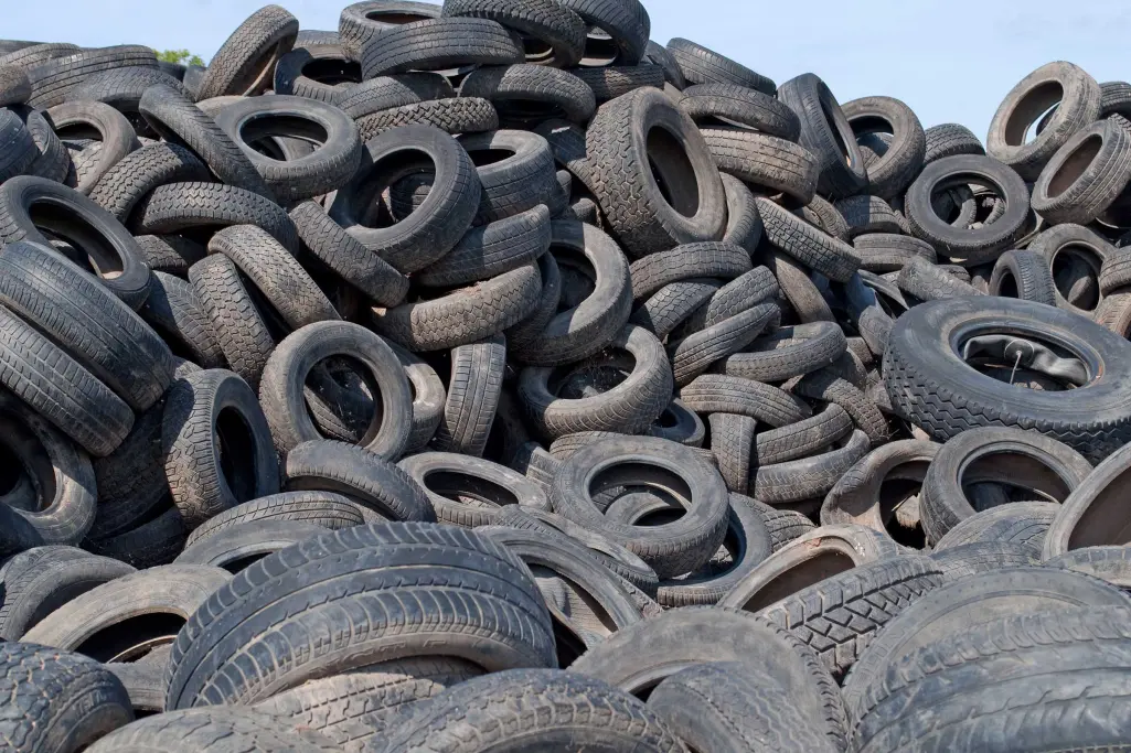 Chemisch recyceltes Bindemittel aus Altreifen wird in der Fassadenfarbe StoColor X-black eingesetzt.