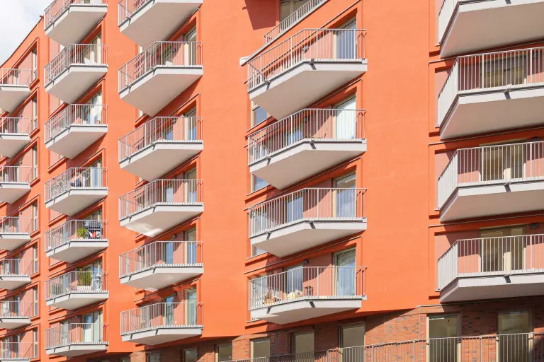 StoColor X-black an der Fassade eines Mehrfamilienhauses, hitzebeständige Fassadenfarbe