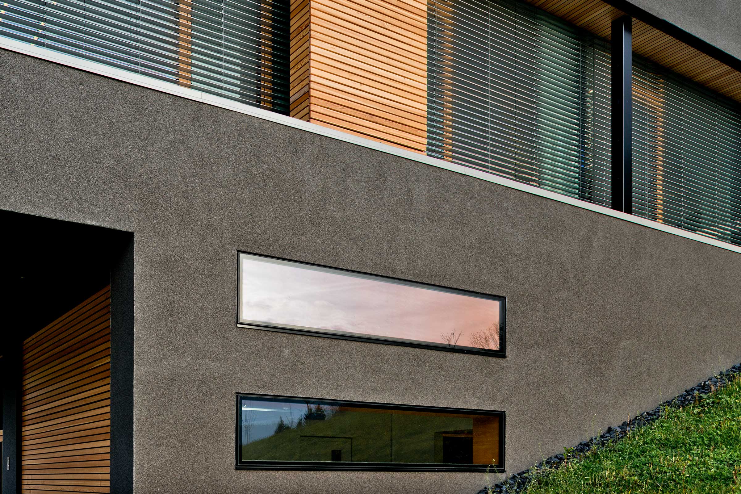 Buntsteinputz: Fassadendetail mit Natursteinputz StoSuperlit