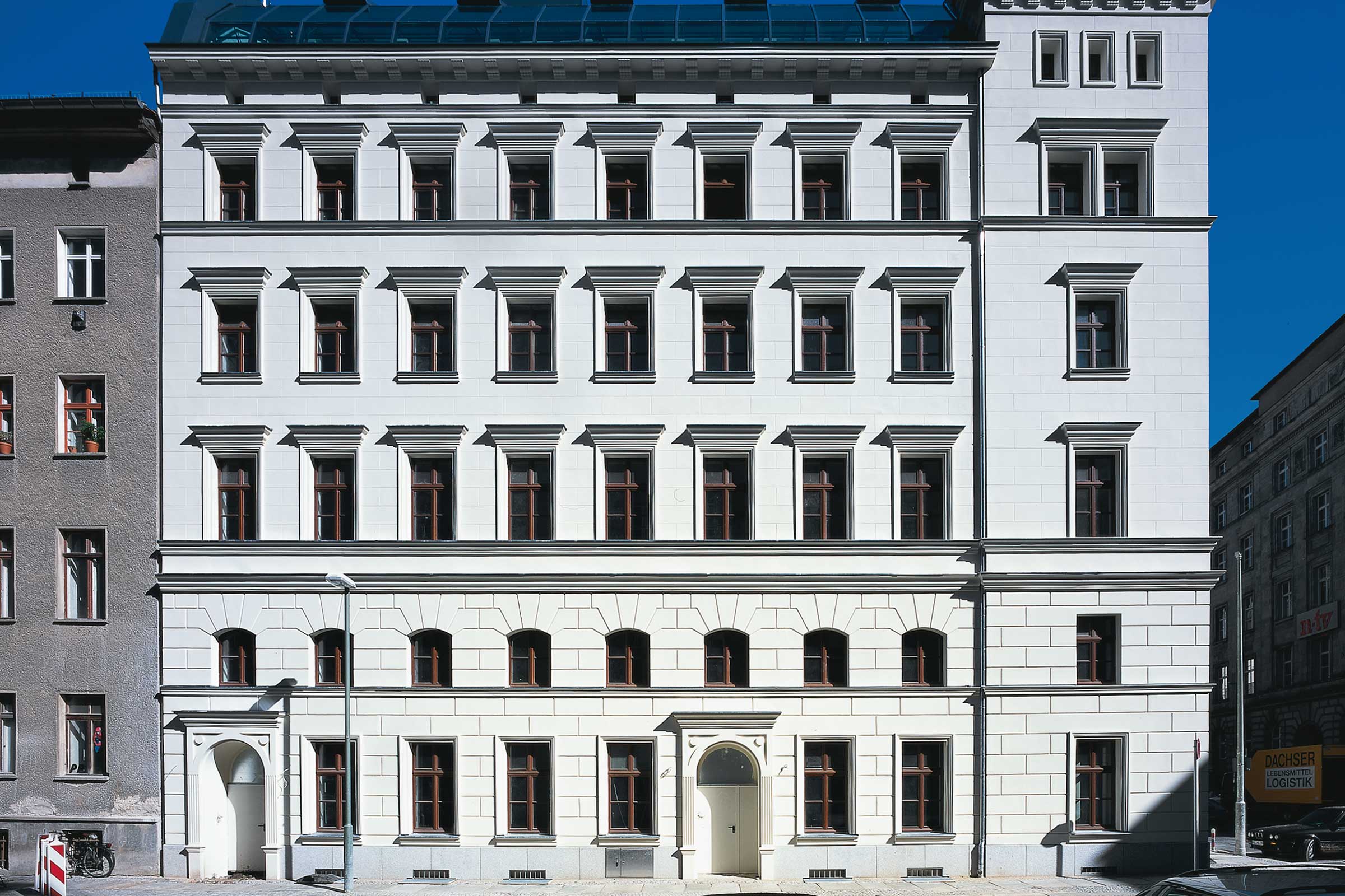 Sanierung mit Fassadenputz und WDVS von Sto: Silikatputz StoSil auf Stotherm Vario