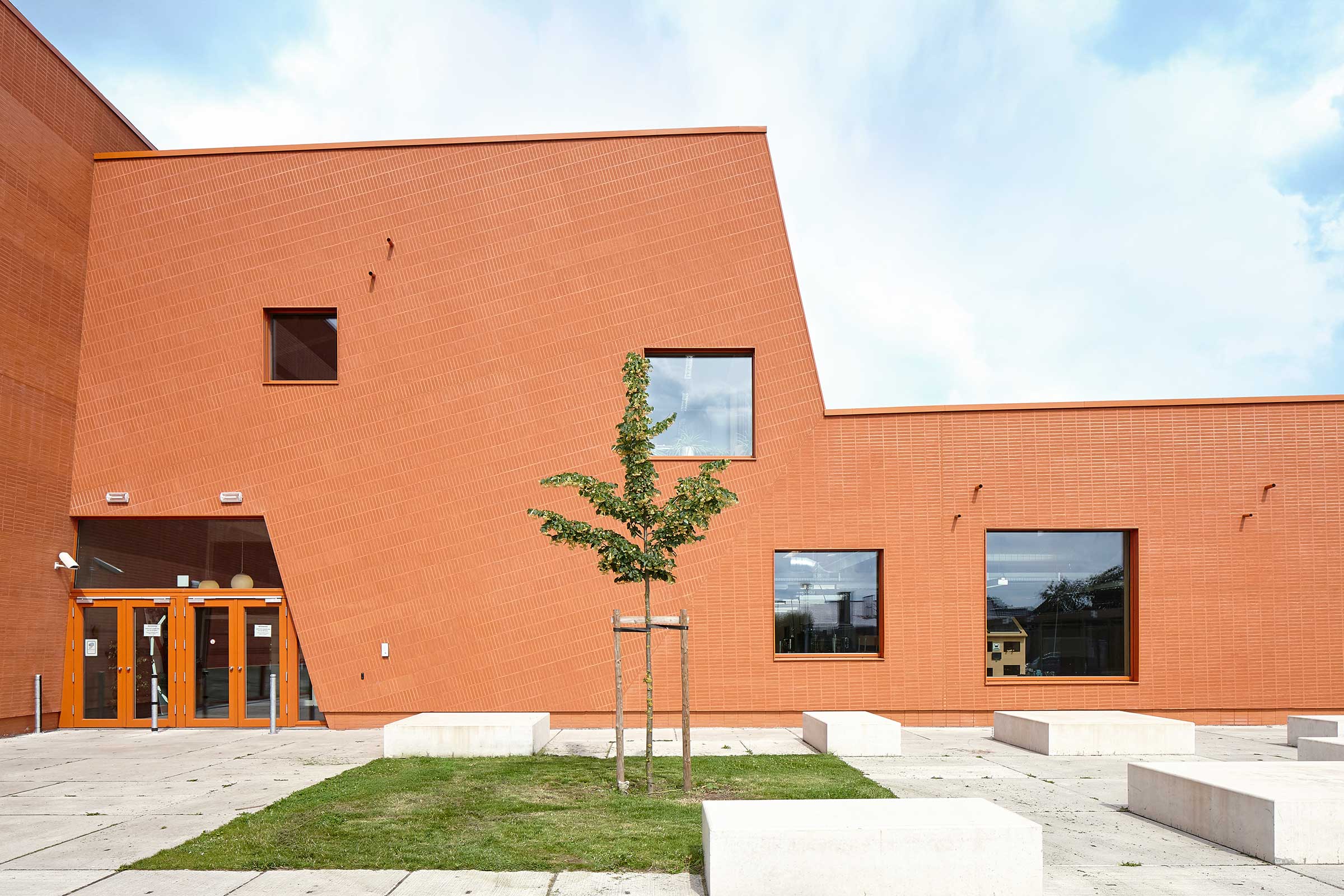 Rötliche WDVS-Fassade mit StoTherm Vario: belgische Schule