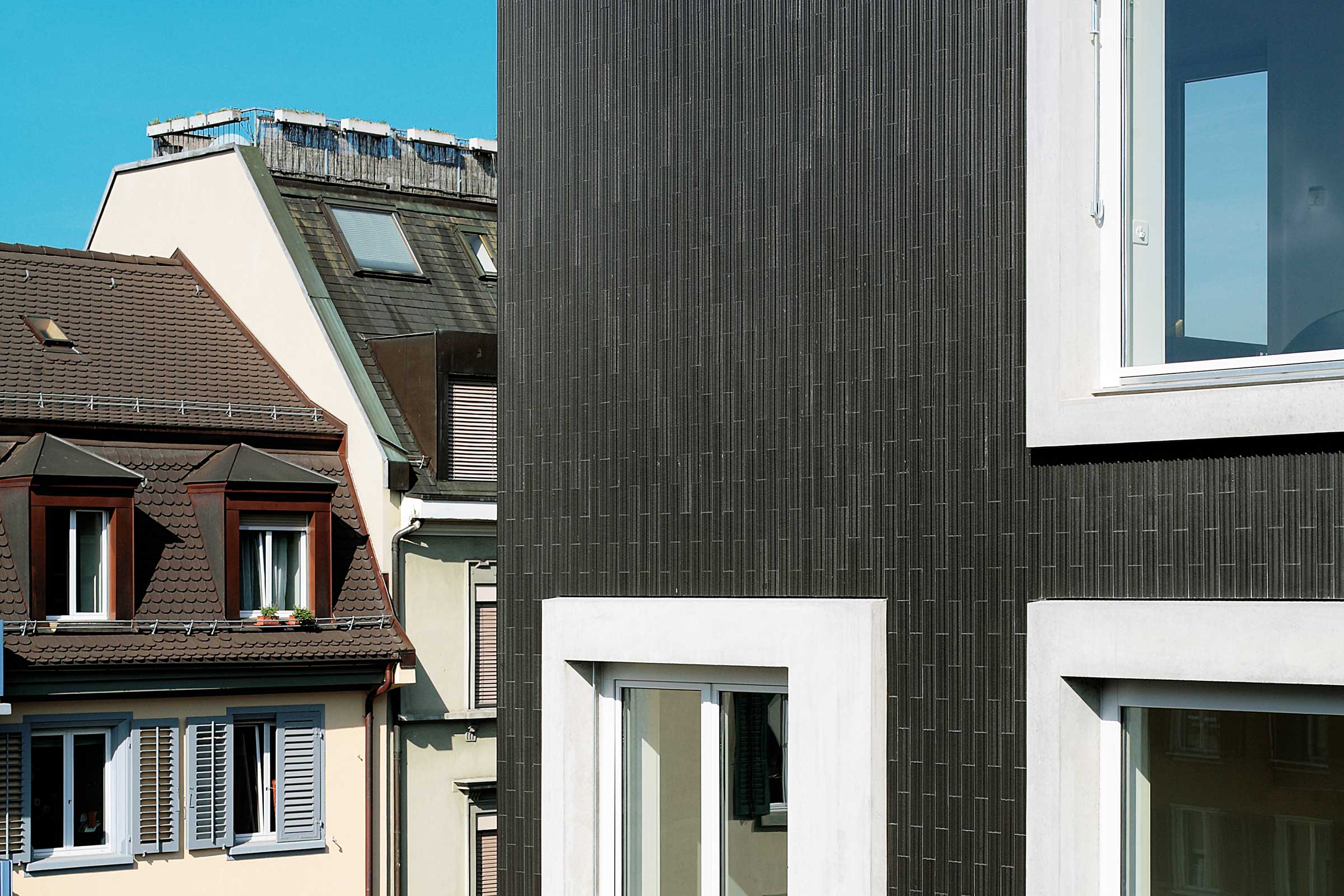 Vorgehängte hinterlüftete Fassade mit Keramikbekleidung: StoVentec C, MFH mit schwarzer Fassade