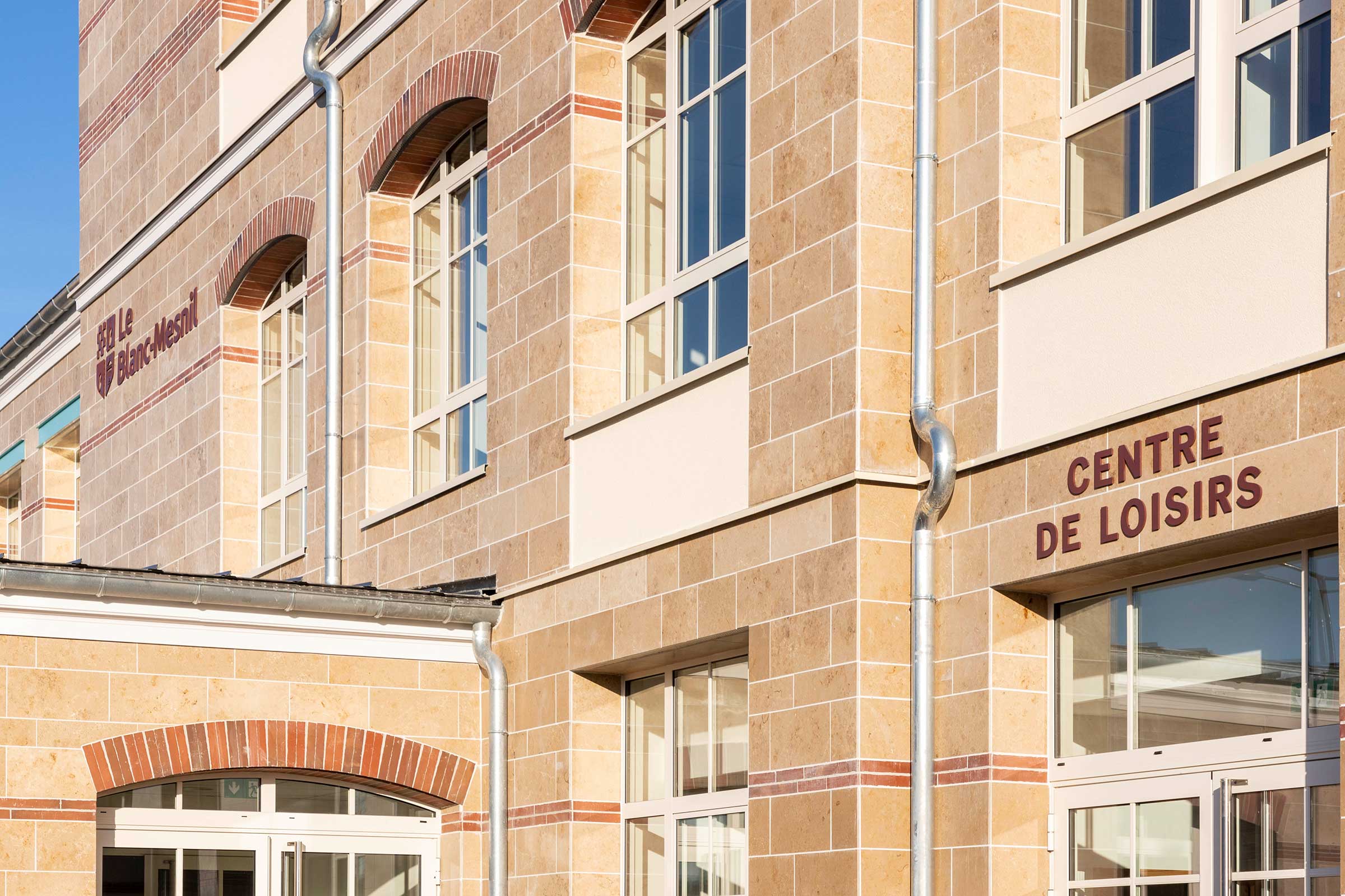 VHF Fassade: Hinterlüftete Fassade mit Naturstein StoVentec S. Beigefarbene Natursteinfassade.