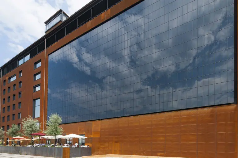 Außenaufnahme Detail Rhein-Kai-Speicher 7 Mannheim, Fassade mit Photovoltaik von Sto