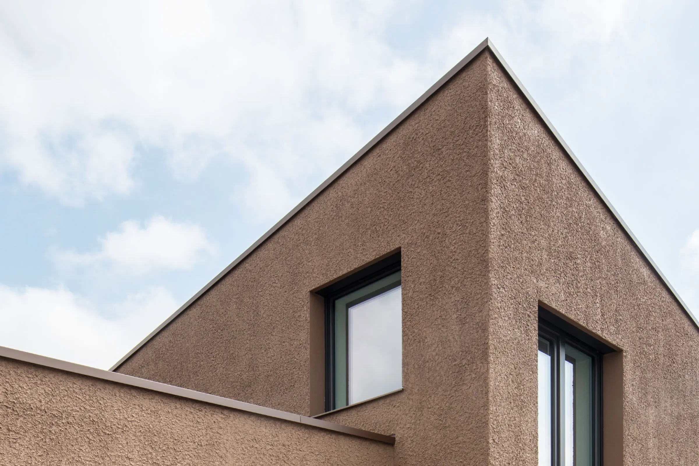 Wohnhaus-Fassade, verputzt mit gerollter grober Putzstruktur über Sto WDVS