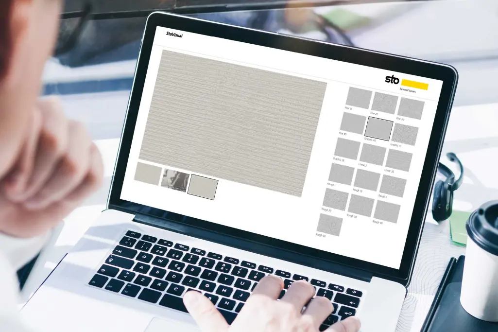 Fassadenkonfigurator, der auf einem Laptop geöffnet ist und von einer Person genutzt wird