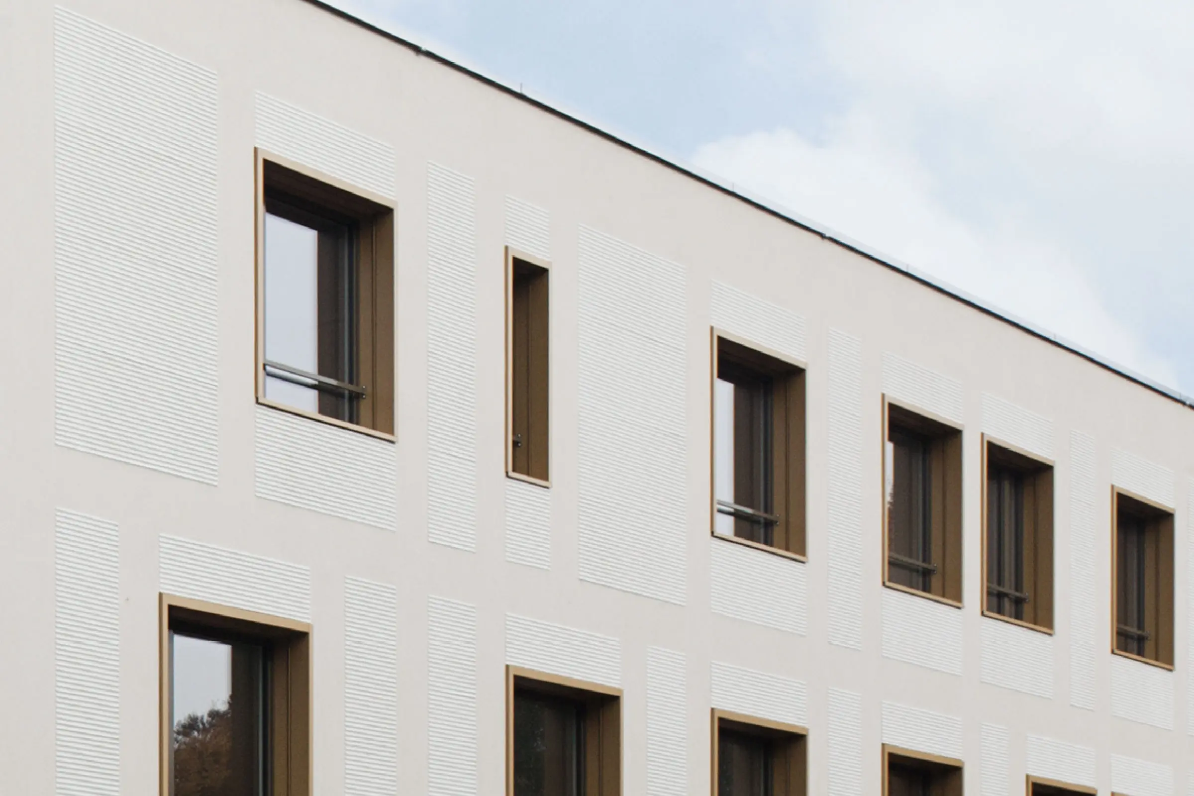 Außenfassade mit StoSignature Linear 30 Textur für Querstreifen um die Fenster herum