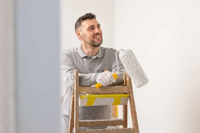 Abwaschbare Wandfarbe: Handwerker freut sich über die perfekte Wahl mit StoColor PuraClean
